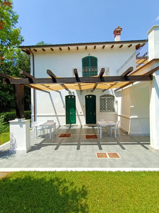 Residenza Casa Bianca Aparthotel Marina di Massa Buitenkant foto